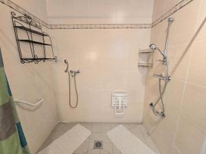 Maisons de vacances Maison 2 Chambres avec Jardin, Animaux Acceptes, Parking, WiFi a Mazeyrolles - FR-1-616-106 : photos des chambres
