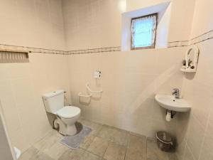 Maisons de vacances Maison 2 Chambres avec Jardin, Animaux Acceptes, Parking, WiFi a Mazeyrolles - FR-1-616-106 : photos des chambres