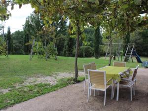 Maisons de vacances Maison 2 Chambres avec Jardin, Animaux Acceptes, Parking, WiFi a Mazeyrolles - FR-1-616-106 : Maison de Vacances (4 Adultes)