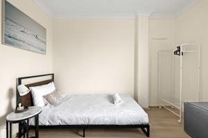 Serene Single Room in Canley Vale - Steps to Train & Local Dining - Shared Bathroom