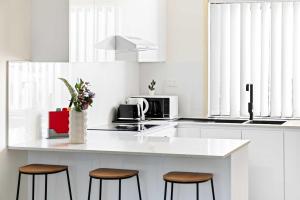 Serene Single Room in Canley Vale - Steps to Train & Local Dining - Shared Bathroom