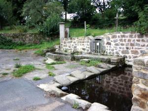 Gîte de Charme en Pierre avec Poêle à Bois, Grand Terrain - FR-1-496-259
