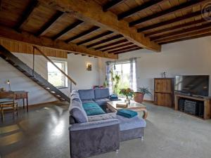 Maisons de vacances Gite spacieux avec piscine et spa en pleine campagne - FR-1-496-296 : photos des chambres