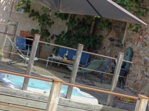 Maisons de vacances Gite spacieux avec piscine et spa en pleine campagne - FR-1-496-296 : photos des chambres