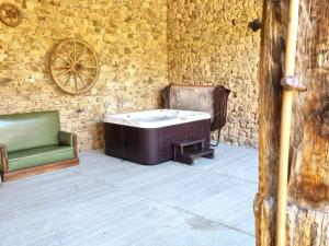 Maisons de vacances Gite spacieux 10 pers: Nature, Spa, Confort - FR-1-496-358 : photos des chambres