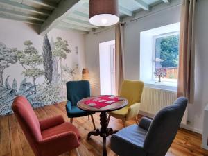 Maisons de vacances Gite spacieux 10 pers: Nature, Spa, Confort - FR-1-496-358 : photos des chambres