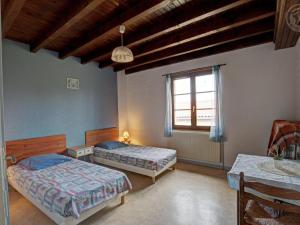 Maisons de vacances Gite familial avec cheminee, jardin et espace jeux pres de Chazelles-sur-Lyon et St-Galmier - FR-1-496-281 : photos des chambres