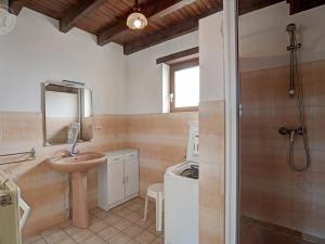 Maisons de vacances Gite familial avec cheminee, jardin et espace jeux pres de Chazelles-sur-Lyon et St-Galmier - FR-1-496-281 : photos des chambres