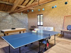 Maisons de vacances Gite de charme avec piscine interieure chauffee, 12/14 personnes - FR-1-496-346 : photos des chambres