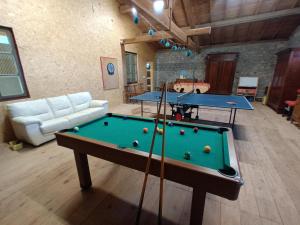 Gîte charme 1214 pers avec piscine et jeux à Saint-Priest-la-Prugne - FR-1-496-346