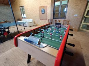 Maisons de vacances Gite de charme avec piscine interieure chauffee, 12/14 personnes - FR-1-496-346 : photos des chambres
