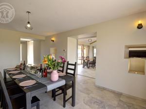 Maisons de vacances Gite de luxe avec spa, piscine et sauna, animaux admis a Pinay - FR-1-496-274 : photos des chambres