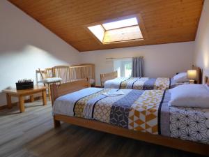 Maisons de vacances Gite au calme avec terrasse, BBQ, ping-pong, rando/VTT, proche St-Bonnet-le-Chateau, wifi gratuit - FR-1-496-122 : photos des chambres