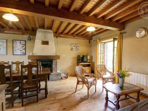 Maisons de vacances Chalet familial a 5 min des pistes de ski de Chalmazel, 3 chambres, cheminee, animaux acceptes - FR-1-496-138 : photos des chambres