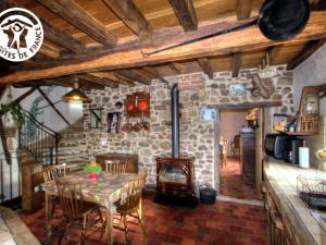 Maisons de vacances Gite charmant avec four a pain, jardin, terrasse, jeux et poele a bois, acceptant animaux - FR-1-496-137 : photos des chambres