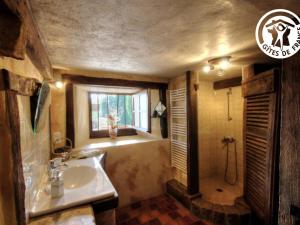 Maisons de vacances Gite charmant avec four a pain, jardin, terrasse, jeux et poele a bois, acceptant animaux - FR-1-496-137 : photos des chambres