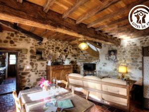 Maisons de vacances Gite charmant avec four a pain, jardin, terrasse, jeux et poele a bois, acceptant animaux - FR-1-496-137 : photos des chambres