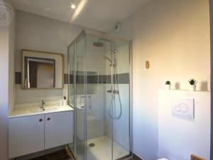 Maisons de vacances Gite lumineux avec jardin, jacuzzi, et equipements modernes, ideal pour sejours en famille ou entre amis - FR-1-496-234 : photos des chambres