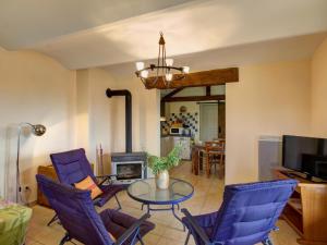 Maisons de vacances Gite cosy avec poele, terrasse et jardin prive a Saint-Forgeux-Lespinasse - FR-1-496-37 : photos des chambres