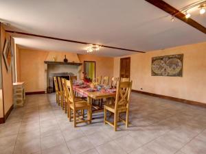 Maisons de vacances Grande Maison Authentique avec Jardin Prive, Terrasse et VTT - Hebergement pour 15 Personnes - FR-1-496-109 : photos des chambres