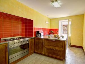 Maisons de vacances Grande Maison Authentique avec Jardin Prive, Terrasse et VTT - Hebergement pour 15 Personnes - FR-1-496-109 : photos des chambres