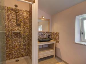 Maisons de vacances Grande Maison Authentique avec Jardin Prive, Terrasse et VTT - Hebergement pour 15 Personnes - FR-1-496-109 : photos des chambres