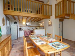 Maisons de vacances Grande Maison Authentique avec Jardin Prive, Terrasse et VTT - Hebergement pour 15 Personnes - FR-1-496-109 : photos des chambres