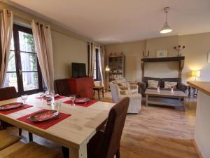 Maisons de vacances Gite de Charme avec Parc, Tennis et Salle de Jeux pres d'un Chateau a Parigny - FR-1-496-160 : photos des chambres