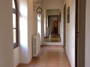 Maisons de vacances Gite de Charme avec Parc, Tennis et Salle de Jeux pres d'un Chateau a Parigny - FR-1-496-160 : photos des chambres