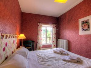 Maisons de vacances Gite de Charme avec Parc, Tennis et Salle de Jeux pres d'un Chateau a Parigny - FR-1-496-160 : photos des chambres