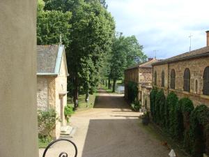 Maisons de vacances Gite de Charme avec Parc, Tennis et Salle de Jeux pres d'un Chateau a Parigny - FR-1-496-160 : photos des chambres