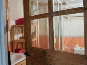 Maisons de vacances Gite Rustique avec Terrasse, Jardin Privatif et Visite de Ferme a Vetre-sur-Anzon - FR-1-496-290 : photos des chambres