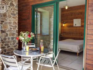 Maisons de vacances Gite de charme avec piscine privative, terrasse, jardin, proche riviere - animaux acceptes - FR-1-496-25 : photos des chambres