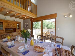 Maisons de vacances Gite de charme avec piscine privative, terrasse, jardin, proche riviere - animaux acceptes - FR-1-496-25 : photos des chambres
