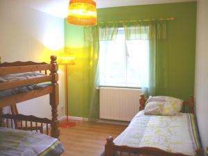Maisons de vacances Gite spacieux avec 6 chambres, cheminee et terrain de petanque en pleine campagne - FR-1-496-65 : photos des chambres
