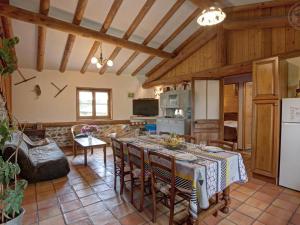 Maisons de vacances Gite Ecologique a 10 min des Pistes avec Wi-Fi et Environnement Calme - FR-1-496-98 : photos des chambres