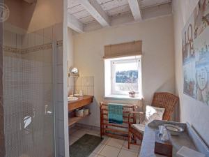 Maisons de vacances Gite chaleureux avec poele a bois, terrasse, wifi, proche activites nature - FR-1-496-268 : photos des chambres
