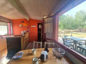 Maisons de vacances Roulotte chaleureuse pour 4 pers., paisible, avec etang, animaux, proche de Roanne - FR-1-496-308 : photos des chambres