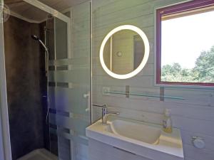 Maisons de vacances Roulotte chaleureuse pour 4 pers., paisible, avec etang, animaux, proche de Roanne - FR-1-496-308 : photos des chambres