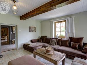 Maisons de vacances Gite familial 14 pers. avec piscine chauffee, spa, sauna, terrains de jeux et borne electrique. - FR-1-496-3 : photos des chambres