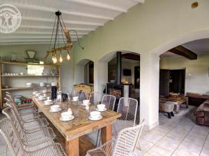 Maisons de vacances Gite familial 14 pers. avec piscine chauffee, spa, sauna, terrains de jeux et borne electrique. - FR-1-496-3 : photos des chambres