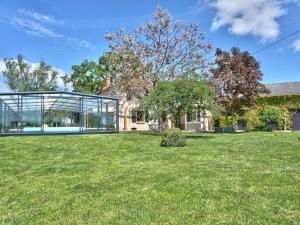 Maisons de vacances Gite familial 14 pers. avec piscine chauffee, spa, sauna, terrains de jeux et borne electrique. - FR-1-496-3 : photos des chambres