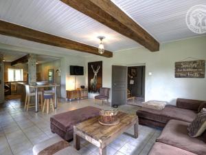 Maisons de vacances Gite familial 14 pers. avec piscine chauffee, spa, sauna, terrains de jeux et borne electrique. - FR-1-496-3 : photos des chambres