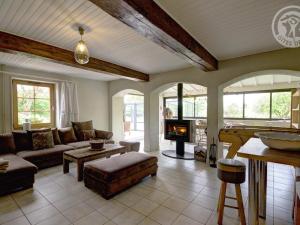 Maisons de vacances Gite familial 14 pers. avec piscine chauffee, spa, sauna, terrains de jeux et borne electrique. - FR-1-496-3 : photos des chambres