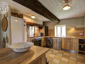 Maisons de vacances Gite familial 14 pers. avec piscine chauffee, spa, sauna, terrains de jeux et borne electrique. - FR-1-496-3 : photos des chambres