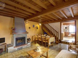 Maisons de vacances Gite renove avec cheminee et jardin a 15 km des pistes de ski - FR-1-496-9 : photos des chambres