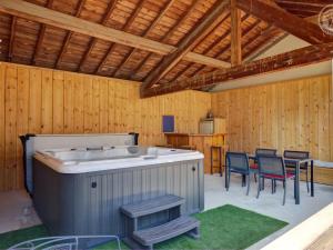 Maisons de vacances Gite Familial avec SPA et Jeux Exterieurs - 5 Chambres, 230m², Village Typique, Animaux Acceptes - FR-1-496-289 : photos des chambres