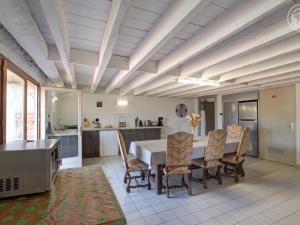 Maisons de vacances Gite Familial avec SPA et Jeux Exterieurs - 5 Chambres, 230m², Village Typique, Animaux Acceptes - FR-1-496-289 : photos des chambres