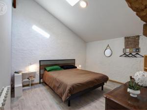 Maisons de vacances Gite Familial avec SPA et Jeux Exterieurs - 5 Chambres, 230m², Village Typique, Animaux Acceptes - FR-1-496-289 : photos des chambres