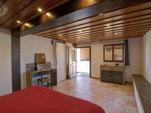 Maisons de vacances Gite Familial avec SPA et Jeux Exterieurs - 5 Chambres, 230m², Village Typique, Animaux Acceptes - FR-1-496-289 : photos des chambres